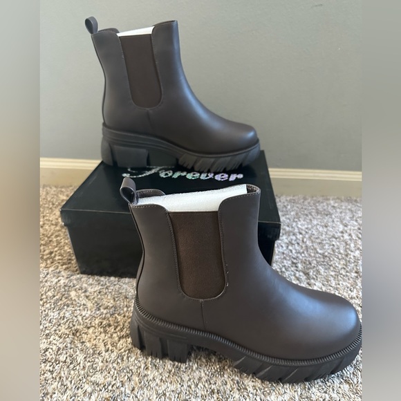 New brown Chelsea boots - Picture 1 of 9